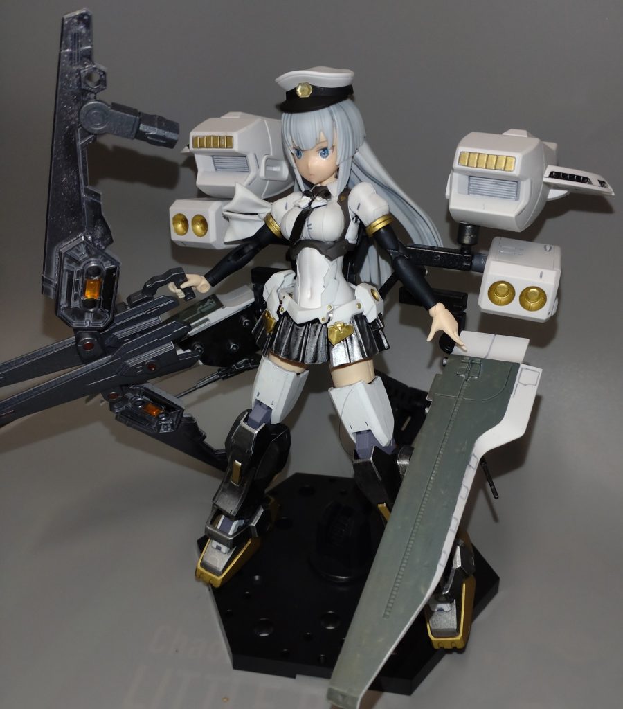 直近で私の主な塗装手段である缶スプレーが使えず製作が停滞していましたが、ガンダムマーカーを駆使して仕上げました。ただ、トップコートの選択をミスりまして若干滲んでいます（汗）頭部パーツは髪のグラデーション、頬のお化粧、瞳のＵＶレジン塗り等、技術が拙いながら背伸びして頑張ってみました。手持ちとして、ジャンクパーツで弓矢を拵えてみました。欲を言えば艦載機が欲しいのですが、このサイズのウェーブライダーなんてあったかな？