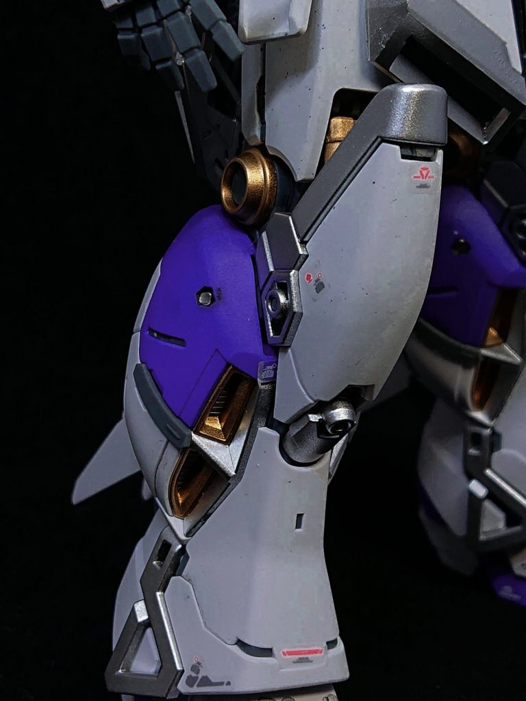 シルバーはタミヤの高級缶スプレーのメタルシルバーを使用。ゴールドは当初同様に高級スプレーのメタルゴールドを使う予定だったのですが、色味が想定より薄く出てしまったのでMr.カラーのゴールドに変更しています。