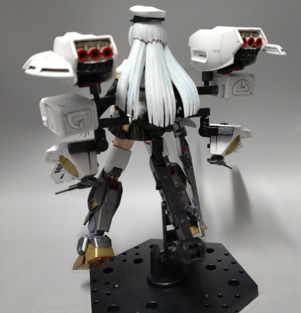 後ろ姿です。アーガマの各パーツをバックパックから伸ばしたジョイントで装備しました。