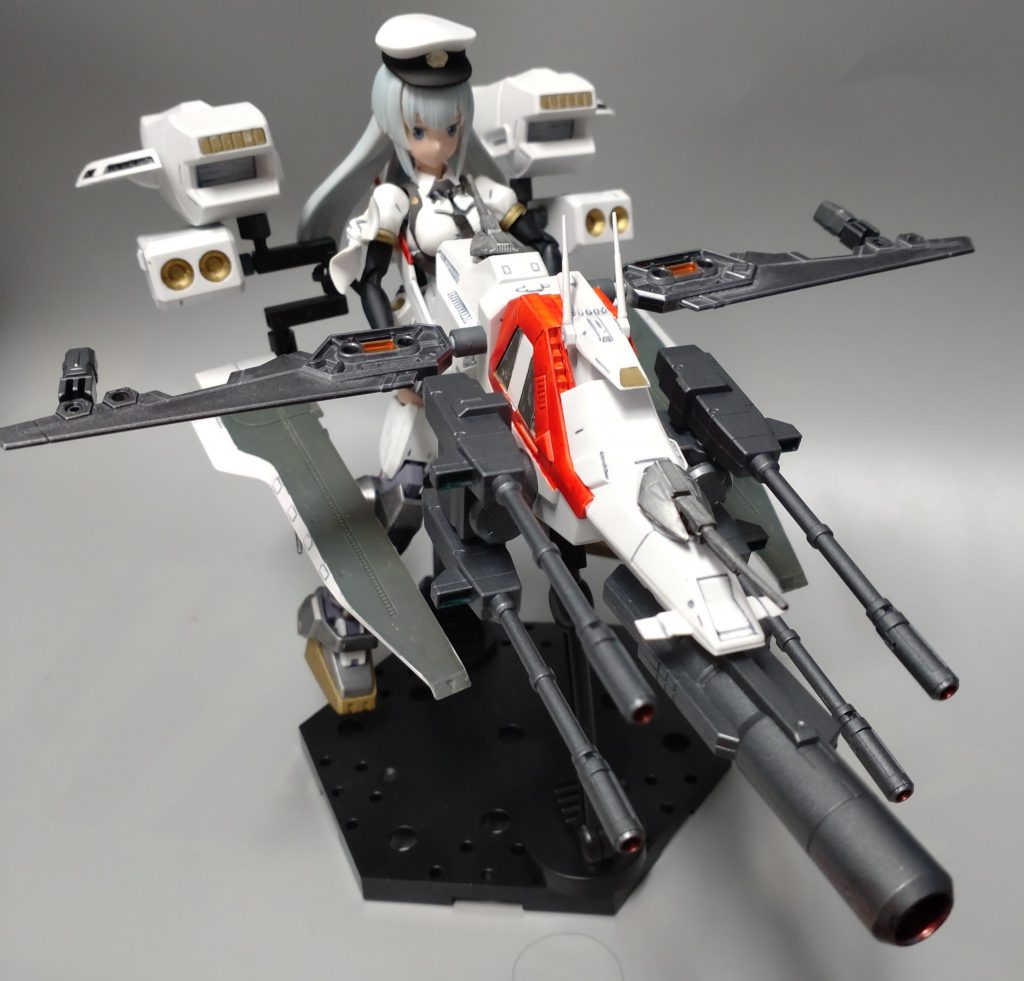 アーガマ本体はバックパックに装備しようとした所、ジョイントがへし折れそうでしたので外付け装備のメガランチャーとしています。