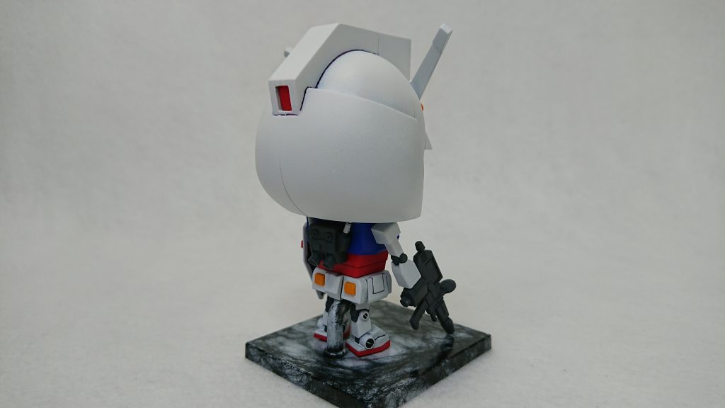 トリコロールカラーガンプラくん–5枚目/制作者：しらいし