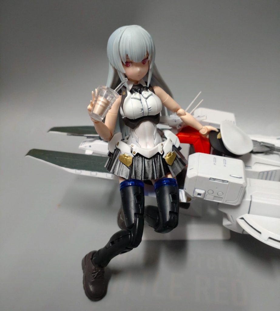 手足の装備とネクタイを外し、アーガマと一緒に休憩中のイメージ。ご閲覧、ありがとうございました。