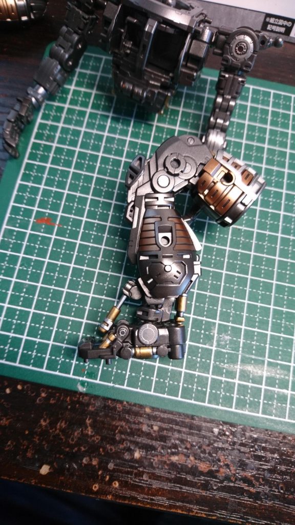 全体をプライマー、調色ガンメタでエアブラシした後、シリンダーは筆塗り、ハイキューパーツのメタルパーツ等を使用し、機械感を出しました。