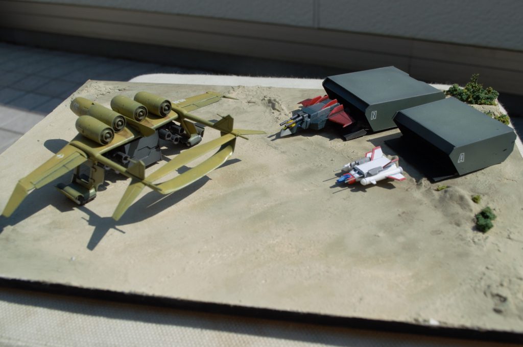 内部に磁石を仕込み、カーゴ大小、B型と称したウェポンベイを換装できるようにしましたGファイターはザクレロ付属のB装備ガンダムをぶった切って前半分をこしらえましたコアブースターはフルスクラッチです