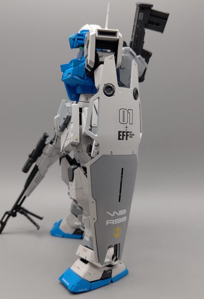 シールドは明灰色で塗り分けしデカールを貼りました。また一部にメタルパーツを埋め込んでいます。(マスキングテープが剥がれてないことに投稿後に気付きました。笑)