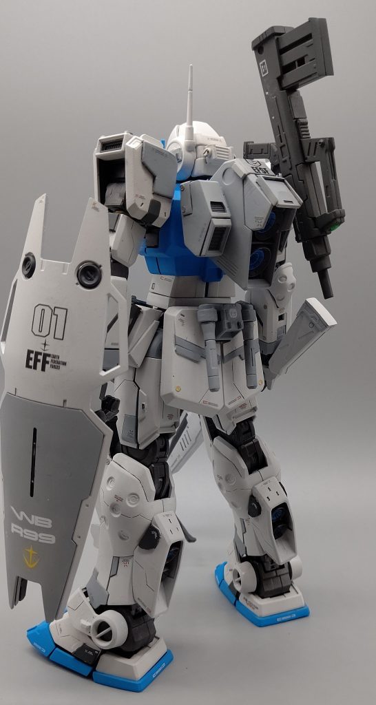 背中には磁石をつけてウェポンラックを作成。また全体的にスジボリの彫り直しとディテールを追加してあります。(マスキングテープが剥がれてないことに投稿後に気付きました。笑)