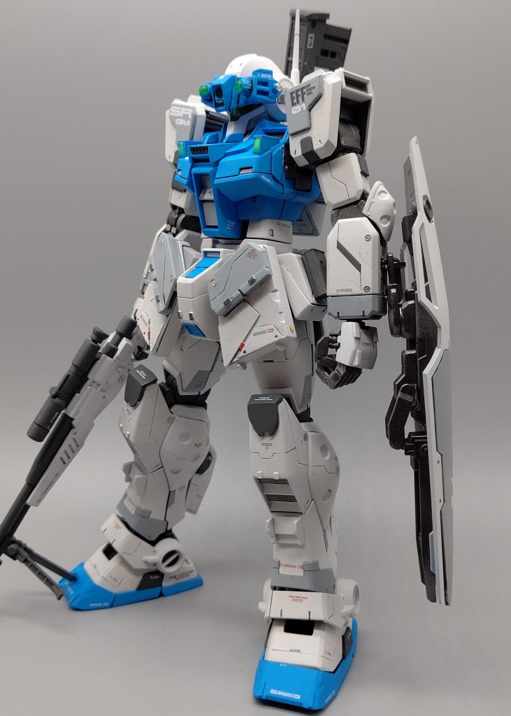 メインカラーはガイアノーツのニュートラルグレー1です。差し色はスカイブルー!。塗装仕立てではテカテカでしたが最終的につや消しをして落ち着いた色合いに調整しました。顎部延長、腰部パーツはスクラッチして作成、ゴーグルや脛の部分にはメカディテールを着けてあります。