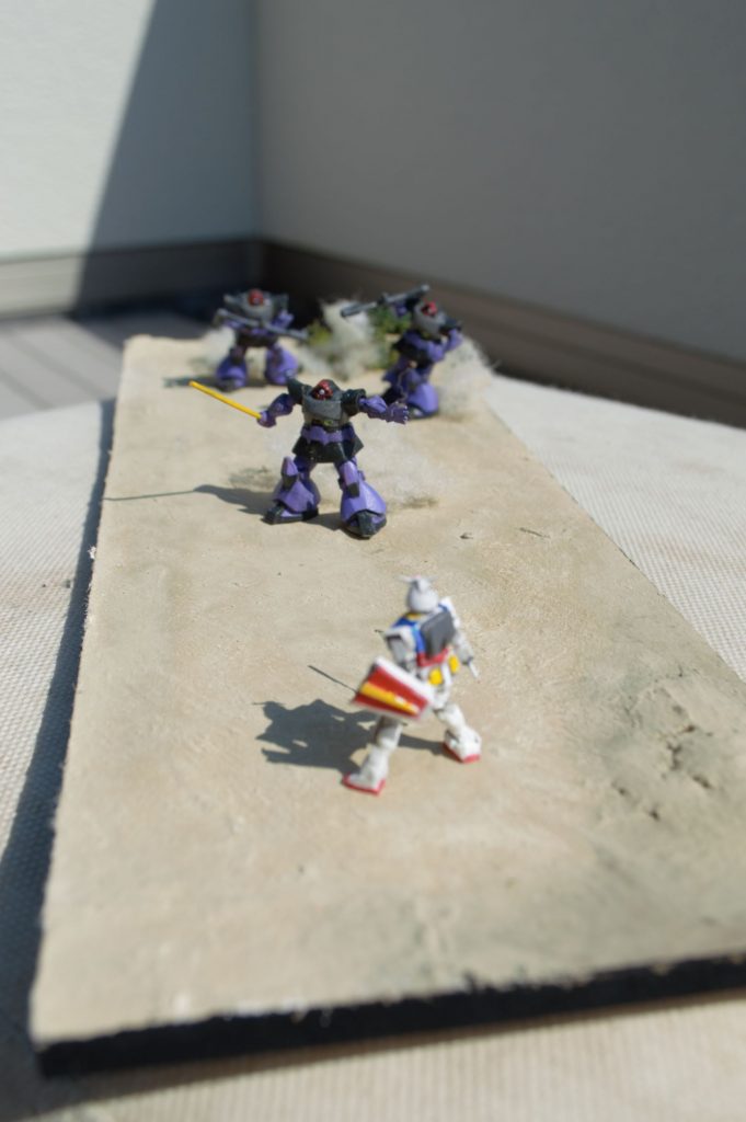 おまけのドムはポーズを変更して三連星っぽくしてみました。平手はプラ板から切り出しましたガンダムはぶった切ったB装備ガンダムの上半分に足を生やしました。シールドとサーベルはプラ板とスチール線です