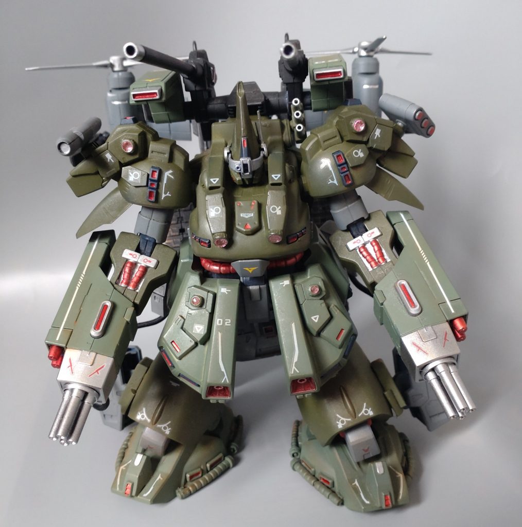正面からの画像です。イメージはMSIGLOOの陸戦型ガンタンク、カラーリングは大好きなスコープドッグをイメージしました。多湿の時期に塗装した為に汚くなってしまいましたので、全身に軽くウェザリングを施しています。