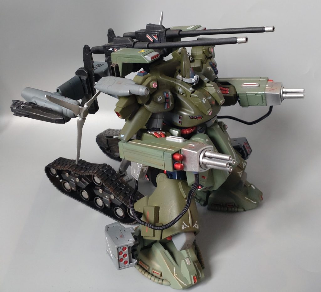 キャタピラを展開した強襲モードもチェンジ。足回りにビルダーズパーツのMSパイプを付けホバー強化、キャタピラと合わせ荒野を無理やりカッ飛んでいくイメージです。