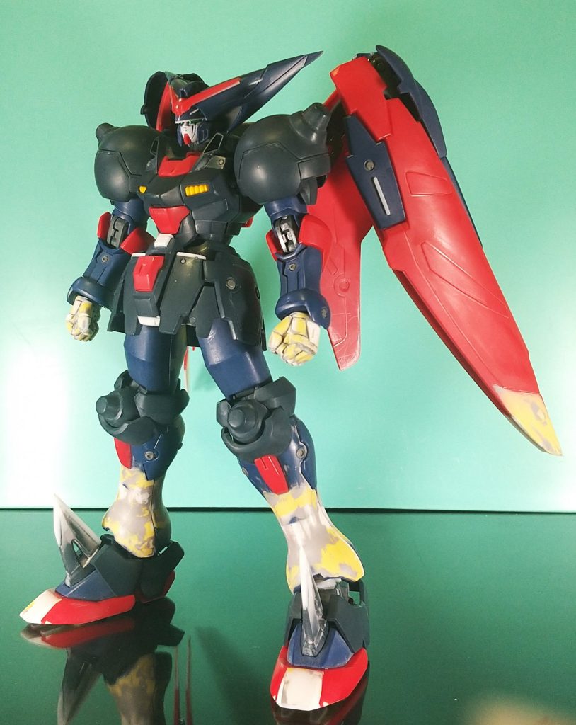 全体的にモールドが甘い感じなのでシャープにしています。丸穴モールドは開口して市販パーツを埋め込みました。足首はお手軽に接地性をアップさせる為、ボールジョイントの軸を斜め向きに修正しています。