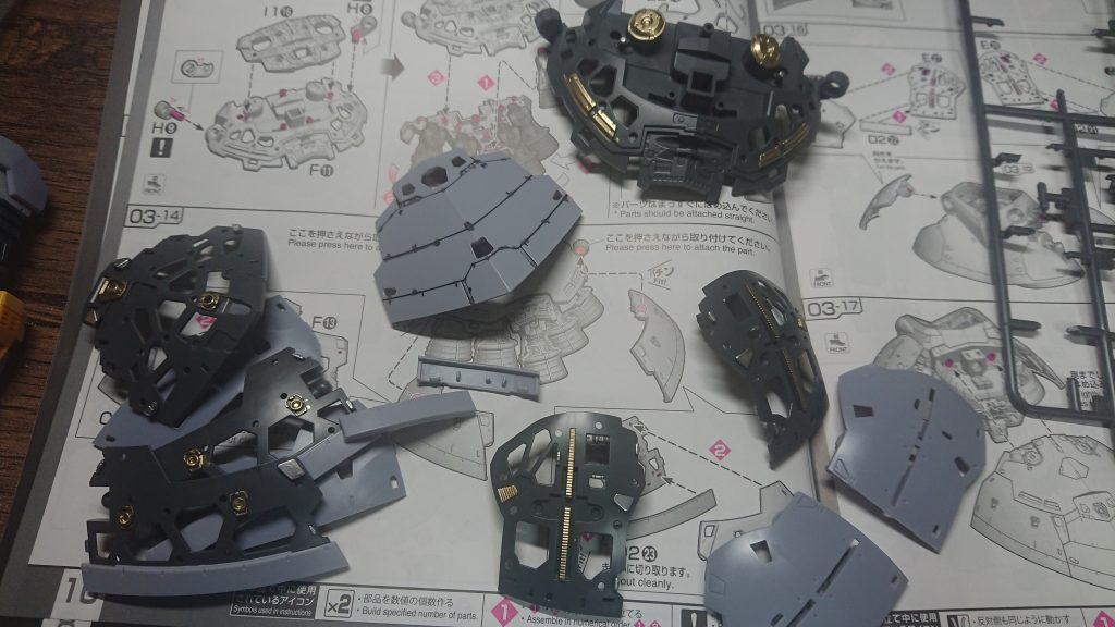 金銀のモデラーなら所持してるマーカーでの部分塗装ですね！