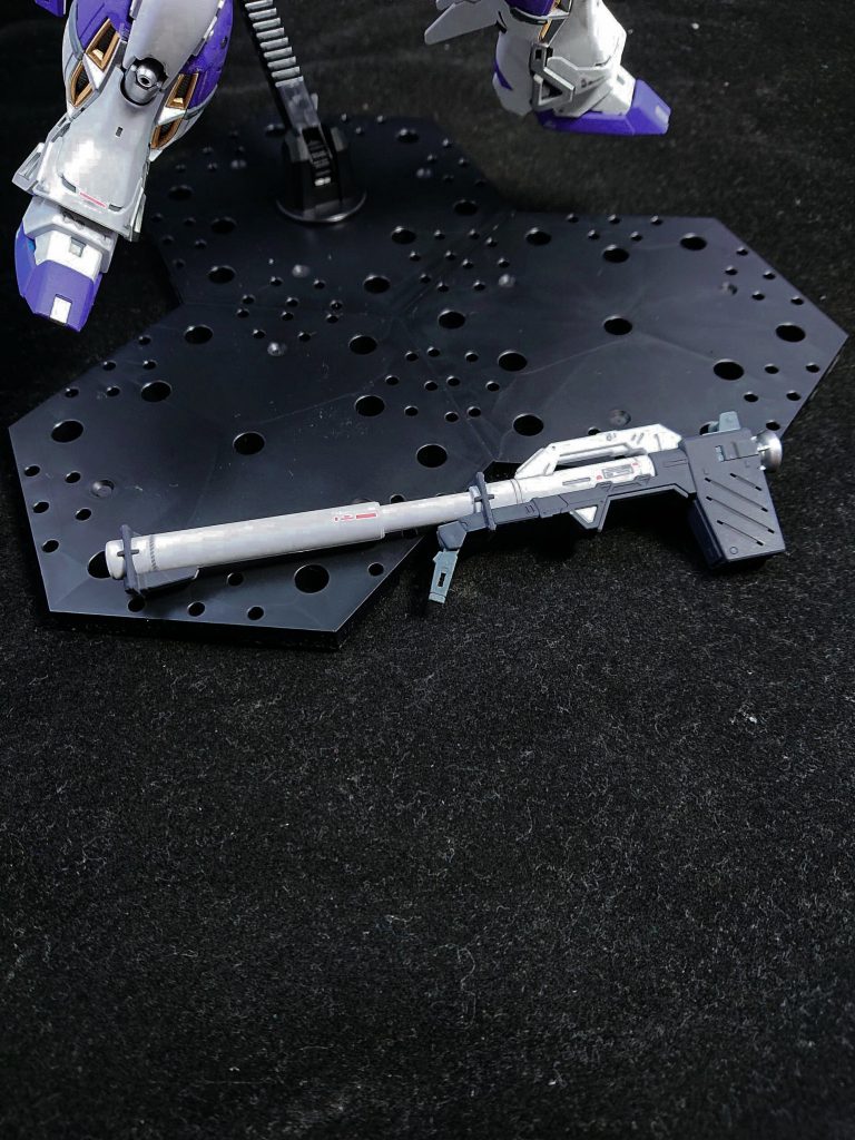 ニュー・ハイパー・バズーカ。個人的に配色が納得できなかった武器でした。なんでシルバーとホワイトがメインなの? って(苦笑 なので配色はνガンダムに戻す形に。