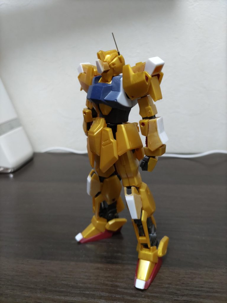 首を延長したり、アンテナを真鍮線に変えたり、ちょこちょこっとスタイル変更してます。