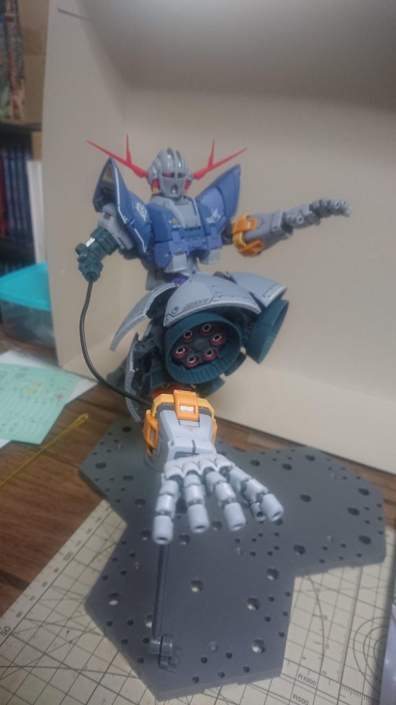 右手の有線式のオールレンジ攻撃は可能で、左手はガッチリ関節がハマってしまい硬くて無理やり外すと壊れる可能性があり辞めちゃいました（笑）