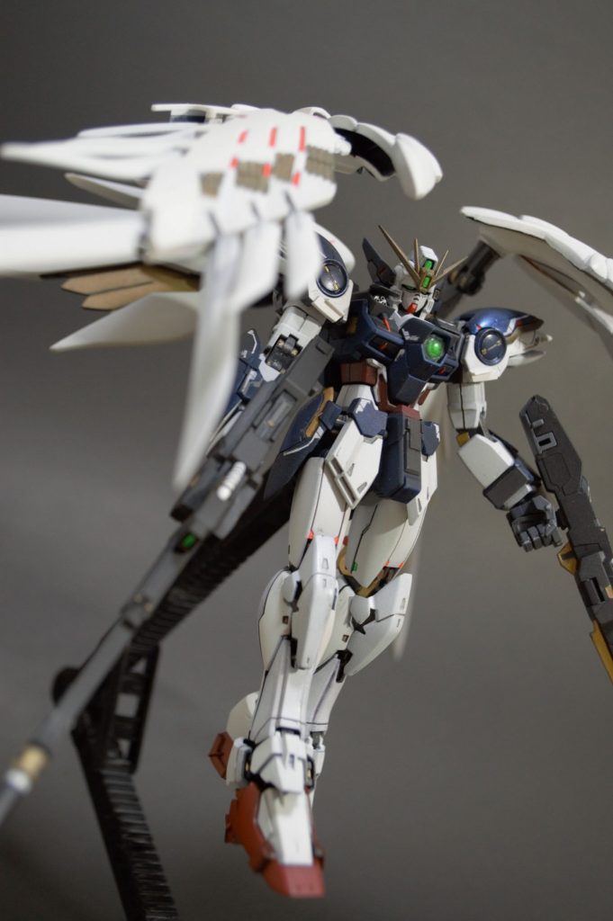 センサー類は蛍光グリーンで内部から塗りました外観で手を加えるところほんとないですよね