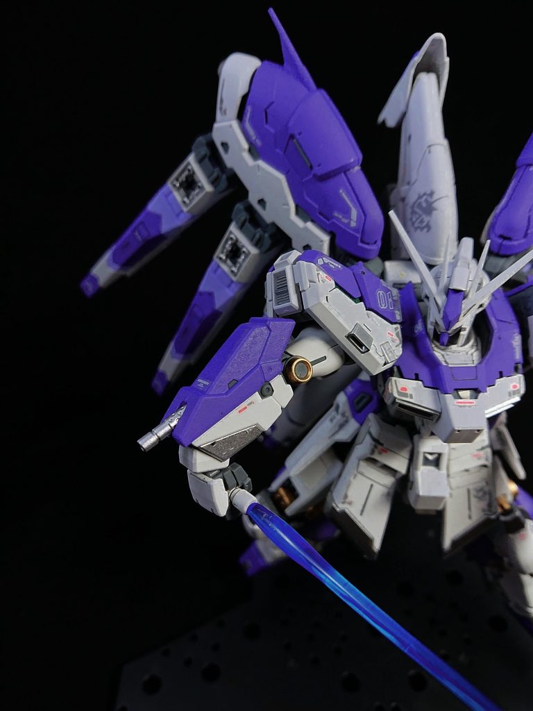 本体白:未塗装 本体青紫:タミヤカラースプレー・ブルーヴァイオレット 本体水色:未塗装 各部銀:タミヤカラースプレー・メタルシルバー 各部金:Mr.カラースプレー・ゴールド バズーカグレー:ガンダムカラースプレー・MSファントムグレー フレーム:未塗装 一部部分塗装:ガンダムマーカー・シルバー、レッドゴールド、メタグリーン スミ入れはタミヤの市販のスミ入れ塗料(グレー、ブラック)です。