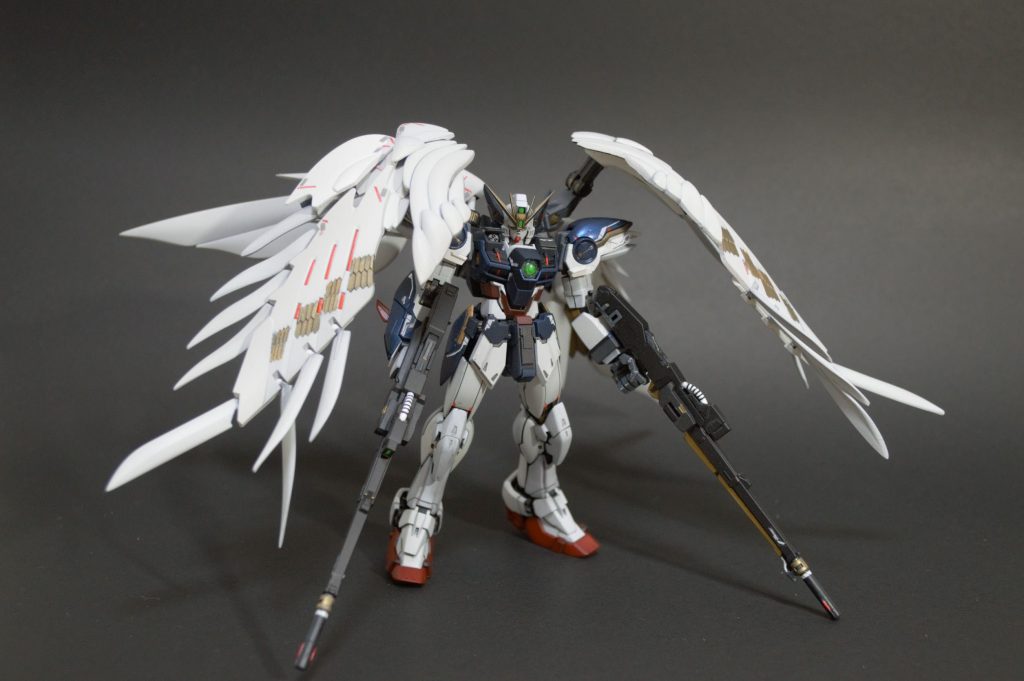 華やかな色合いが似合うと思い、青:キトンブルーパール黄色:リーフゴールドを黒立ち上げで塗装しました各所のスリットなどを差し色として蛍光ピンクなどで塗分けました再販してくれないですかね、キトンブルー…