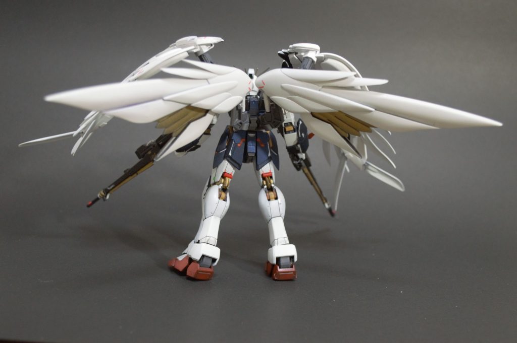 後ろ側の羽はひらひら感が足りなく思えたので、二枚ずつプラパイプをカットした羽根状パーツを追加しました自然な感じにできたと思います