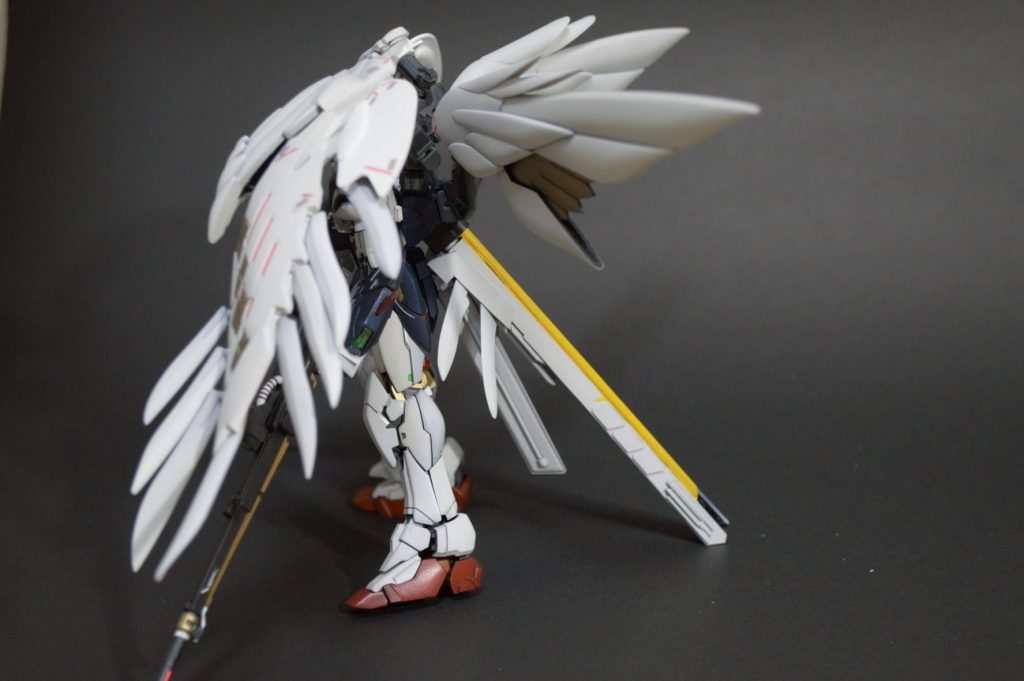 羽を広げた状態で自立できるよう、テールスタビ状のパーツをでっちあげましたディスプレイマウントに差し込んで接続します