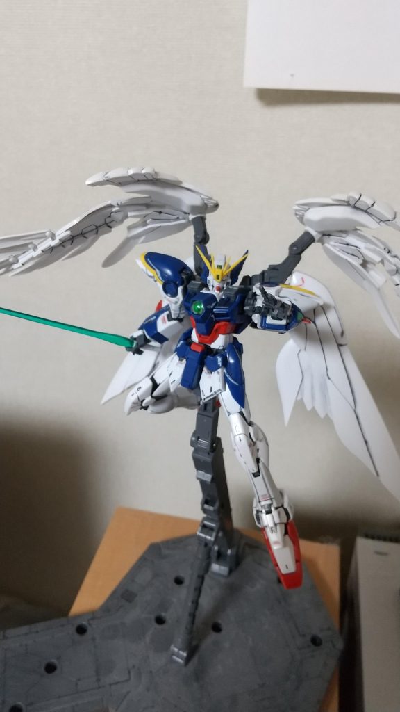 ビームサーベルを展開！五飛「貴様を地球に行かす訳にはいかん！｣  ヒイロ「これが……お前の言う正義か？！｣五飛「俺は、犠牲の上に成り立つ平和が、本当に正しいのか確めたいだけだ！｣ ヒイロ「クッ……！｣五飛「その為に俺は、悪になる！人類は変わらなかった！倒すべき敵を倒しても、地球は何も変わらなかったんだ！｣  