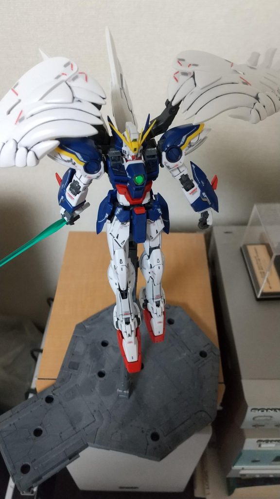 胸部バルカンで攻撃！ヒイロ「戦えば戦う程、平和の犠牲が無駄になっていく！もう気付いている筈だ！もう戦争は終わっている！｣五飛「だから兵士はいらんのか！戦争の為だけに生きた兵士は切り捨てるのか！｣ ヒイロ「兵士は、平和の為だけに戦ってきた筈だ！今ここにある世界を信じてみろ！｣