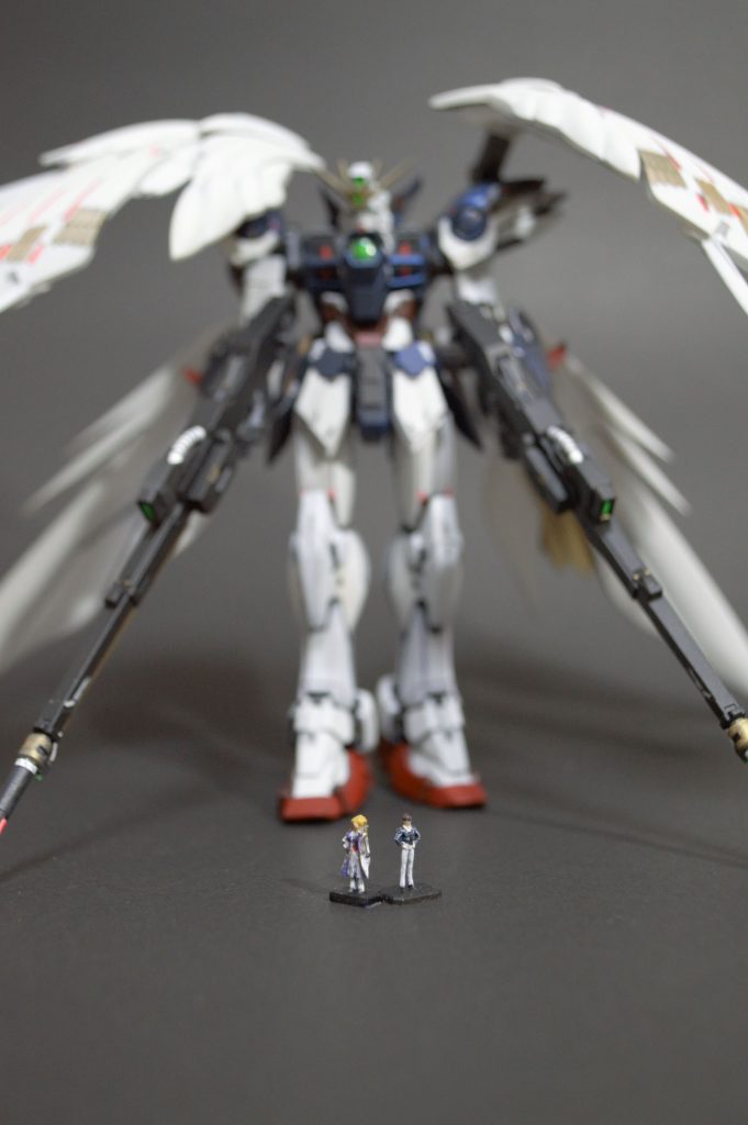 一人じゃさみしそうなので、女王様も作りました