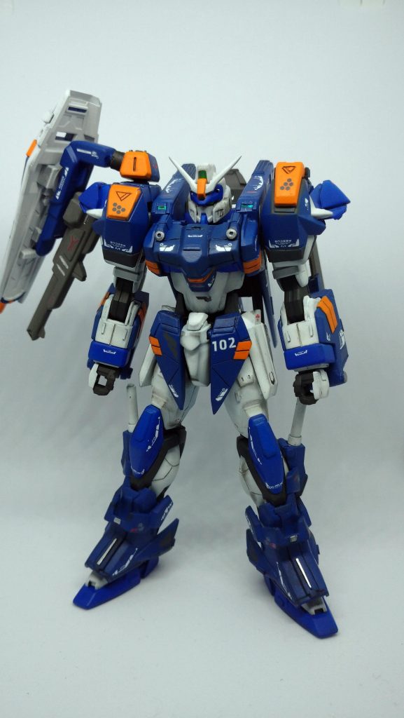 オラ設定                                                         GAT-X1022E ブルデュエルEが正式名称だが デュエルガンダムの改修型である「デュエルE」に新型装備の「フォルテストラ2」を装備した機体であるためブルデュエルの強化機体のため愛称として「ドゥーエブルデュエル」と呼ばれる。ブルはイタリア語で「青」ドゥーエは「2」と言う意味である。元のブルデュエルより、近接戦・機動力の向上がされている。