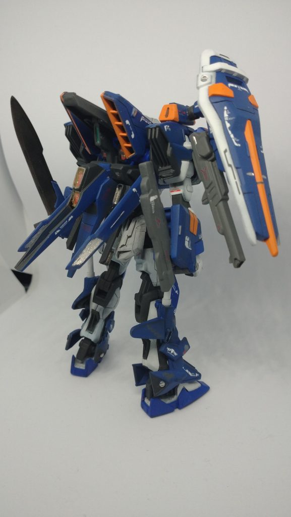 上半身はブルデュエルとあまり変わりないが足の装甲とバックパックはパーツの追加をし形状を変更している。