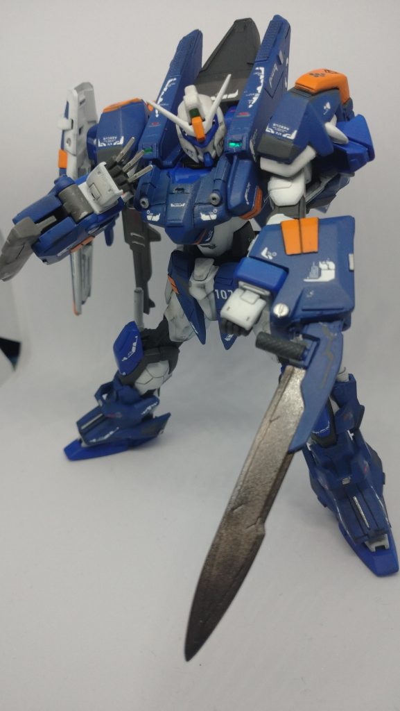 左腕には、ビームガンではなく、近接武器の「アーマーシュナイダー2」を装備している。元の「アーマーシュナイダー」より大型になり切断力を向上し、取り回しを考慮して対艦刀よりも縮小している。 製作は プロトGNソードをベースに作成しました。