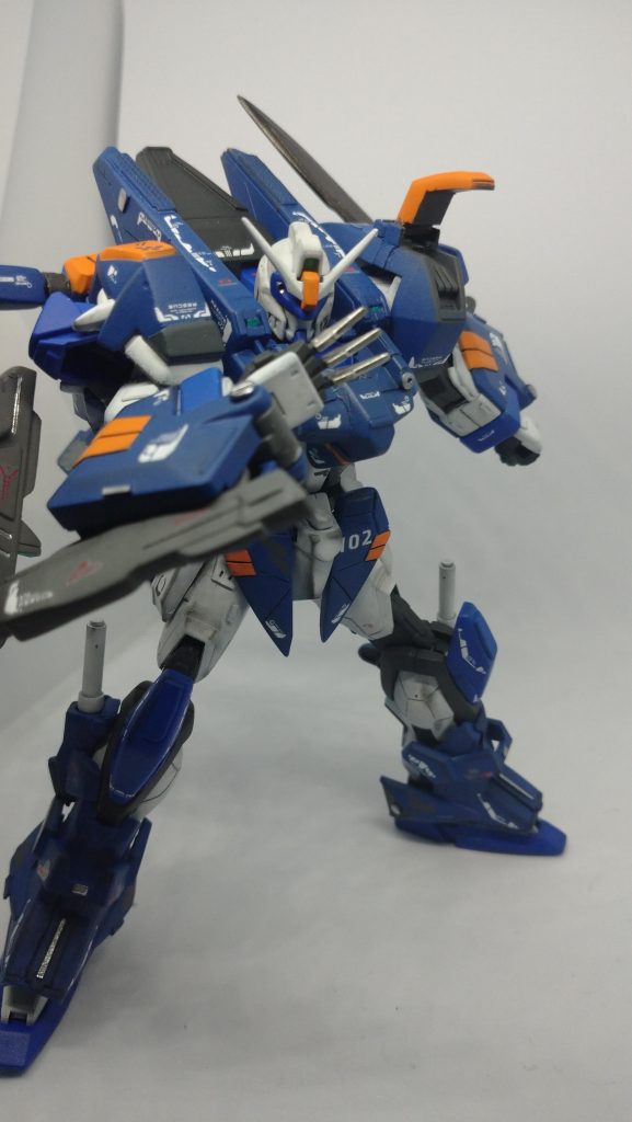 左肩に収納されている「スティレット」は刃の部分のみシルバーで塗装して存在感を出しました(小さいのでw) 左肩のラックは元キットでは差し替えでしたが、稼働できるように改造しました。