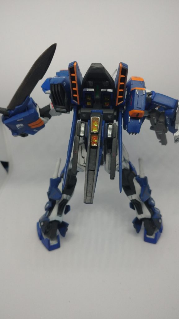 背中のスラスター部分はラピーテープオレンジを貼ってレジンで蓋をしました。個人によると思いますが、悪くないと思いますw。なお、武器などのセンサーにもラピーテープグリーンを張り付けています。