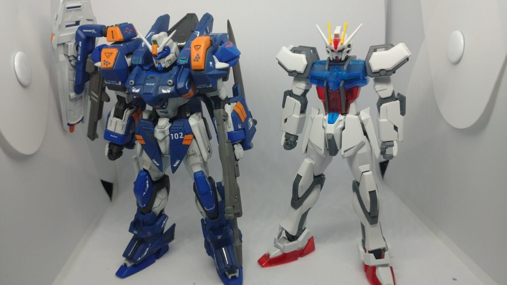 改造素材のEGストライクと比較                 今のキットと比べても違和感ないプロポーションになりました。稼働もEGと同じです。