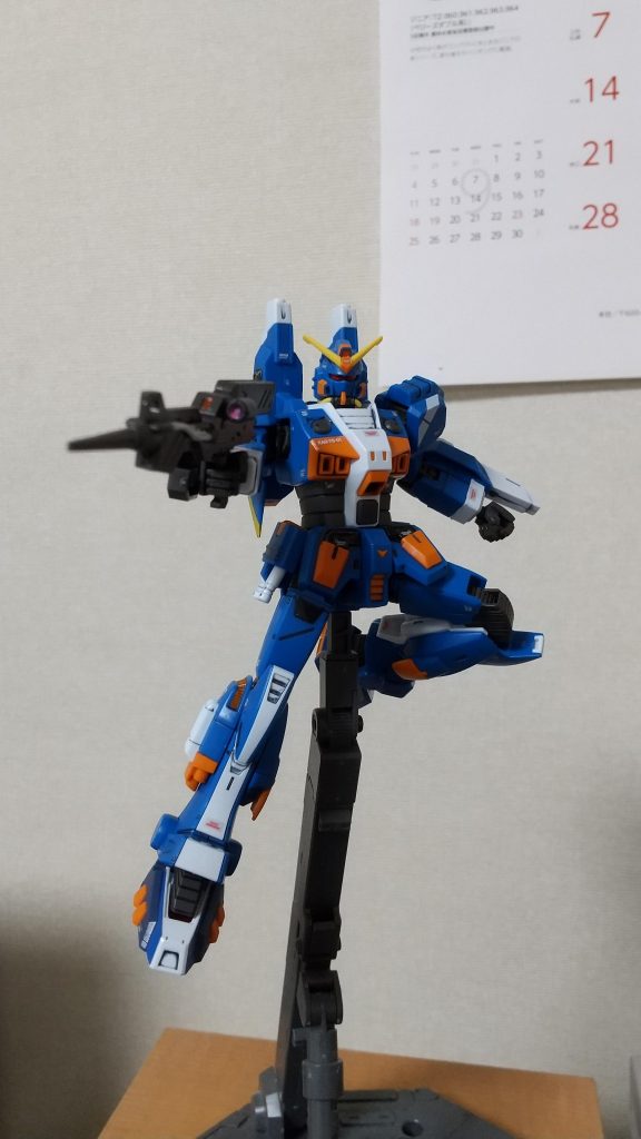 ライフルで攻撃の図。動力パイプ部分はガンダムマーカーホワイトで塗装。