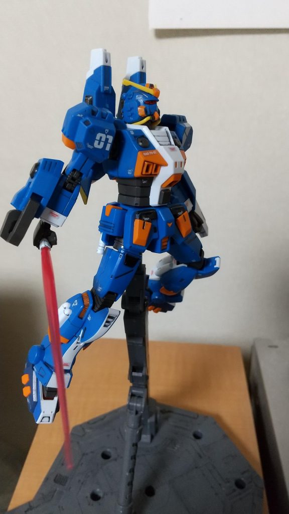 ビームピックで攻撃!胸部、右腕部アンカー、腰部の黒部分はガンダムマーカーメタリックブラックで塗装。