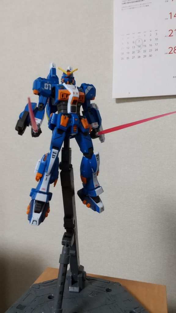 威圧感ある煽りでパシャリ。ビームピックはピックと言う割にサーベルの様な長さですねwww