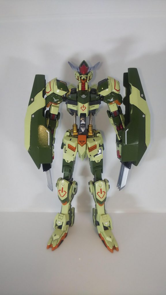 首、胴体、太股の延長手術によりスラッとしたモデル体型腕はどう伸ばそうか考えた結果、ウォーグ○イモンの手甲付ければカッコ良くね？と思ってスクラッチ(1ヶ月くらいかかった