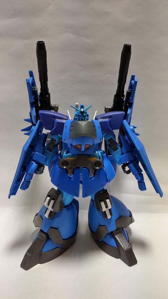 胸部アーマー、腕、サイド・リアスカートはグフ。それ以外はドム。ビルドバーニングだってドムの中から出て来るくらいですしねぇ~