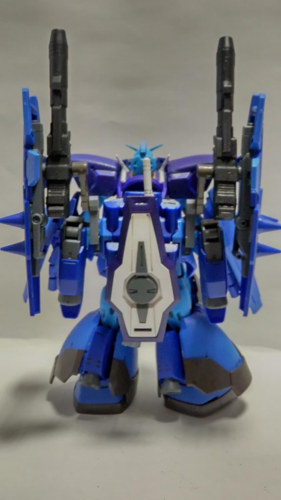 遠距離武器が無かったのでキャノンを追加。シールドも装備できます。装甲が重たく見えても、バックパック・脚部・リアスカートに全10基のバーニアがついている(写真では見えない…)ので問題無い…はず!ビームガンも磁石でシールドにマウントできます。