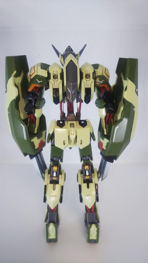 太股延長はランナーぶっ指して回りをそれっぽくパテで固めた。後ろから見たらパイピングしてあるのわかるけど真正面から見たら見えないのでからもっと斜めにすれば良かった