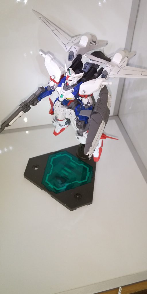 ちなみにバックパックは2年前の過去作品を仕立て直しした物になります写真は当時のジェミナスへの装備当時はプラ板もりもりで作って重心が後ろになってしまいまともに立てなかったパーツでしたのでその点を改修