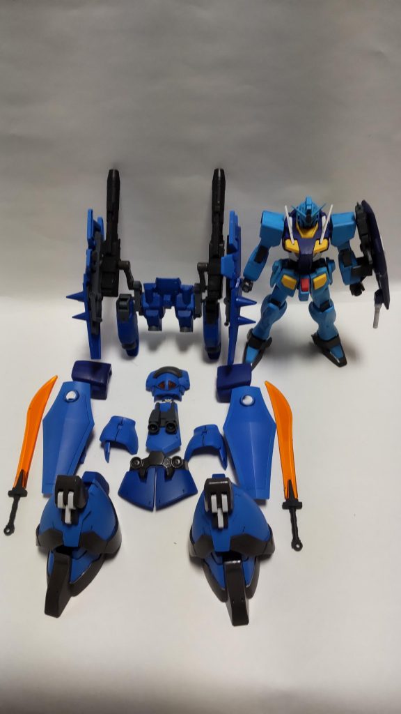 一度はやってみたかった、本体とバラしたアーマーの集合写真。GNドライブとアンクルアーマーは干渉するのではずします。それ以外は、固定接着無しでネオジム磁石で着脱できるようになっています。