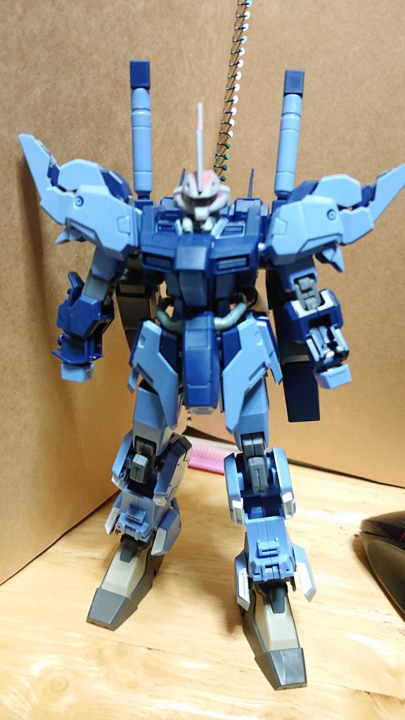 こんな感じでざっくり仮組み。ヒールみたいな足が合わない気がしたのでジェガンの足をくっつけました。ジェガンを選んだのはアナハイム社製品ということでアナハイム系のパーツでまとめたかったので。