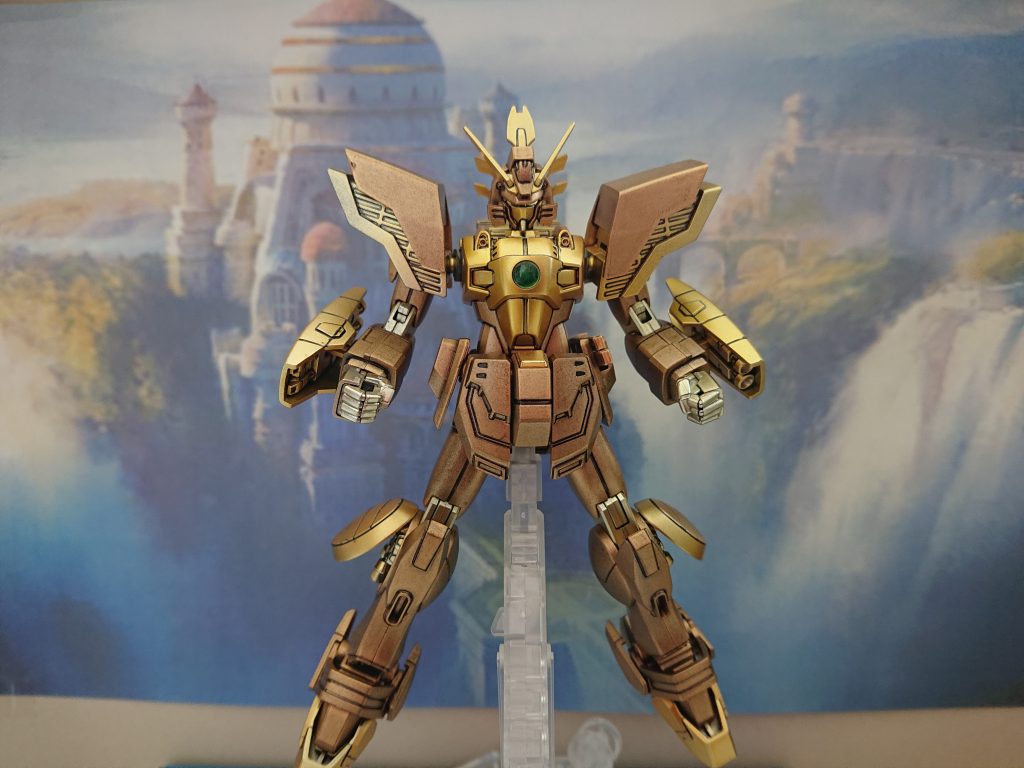 塗装は胴体や腕などの開閉部分はガンダムマーカーのイエローゴールド、手や間接部はホワイトゴールド、肩・腰・脚などはMr.カラーゴールドの3種類の金色を使いました。あとは顎引き出来るように首を伸ばしました。