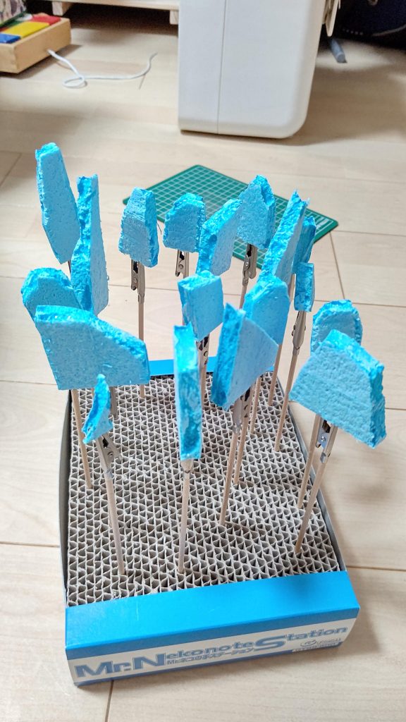 割れたコンクリートはセリアさんのポリスチレンフォームで作成しました。