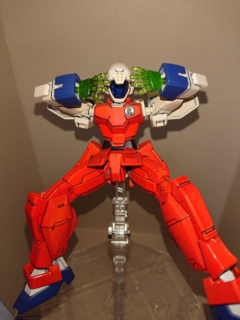 手はシャイニングガンダムのをそのまま使ってます。「太○拳!」