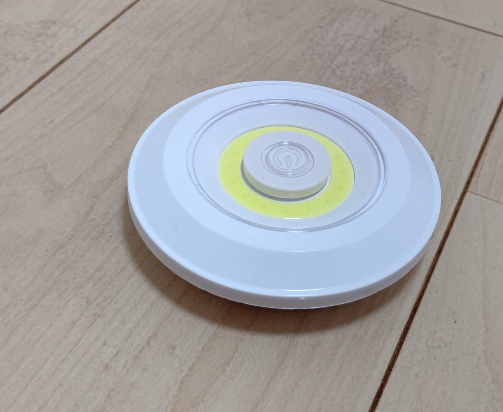 下からのライティングも100均のものです。