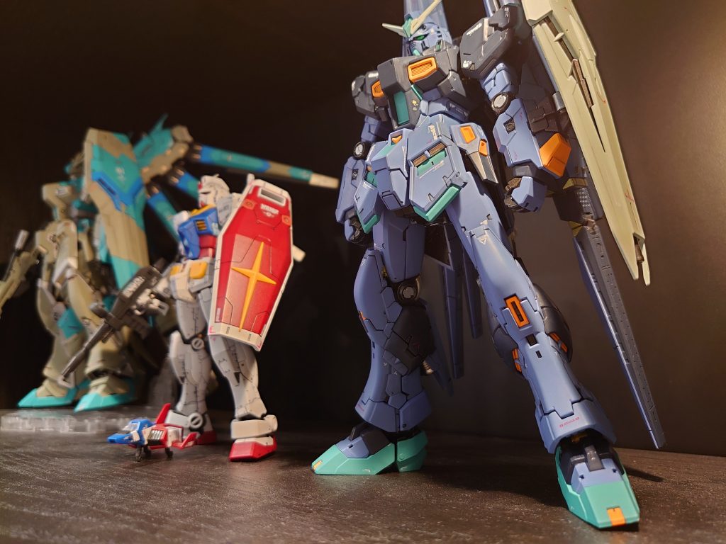 RGνガンダムはファンネルを装着した状態でも自立可能です。プロポーションも良くとてもカッコいいと思います。