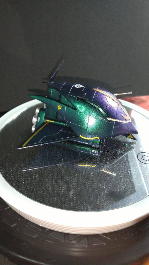 マジョーラ風にするため、100均でネイル用の粉末を購入し、アクリジョンのクリアーと混ぜて塗料を作りました。いつも通り、ぶっつけ本番だったので心配でしたが、意外に綺麗に塗装することが出来ました。