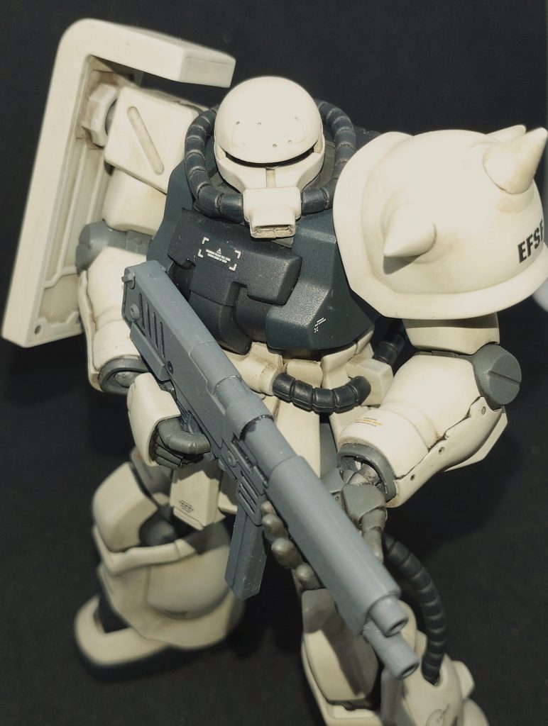 マシンガンを構えて